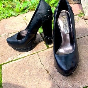 Like new black pumps